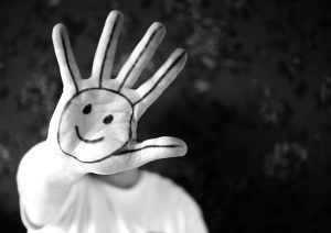 Sandra Schulz: von der Hand ins Gesicht